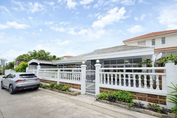ใกล้เดอะซีน ทาวน์อินทาวน์ 400 ม.ร่มรื่น จอดรถรวม 4 คัน Studio ถ่ายแบบ บ้านเดี่ยว 3 นอน 3 น้ำ 60 ตร.ว.พ 200 ตร.ม
