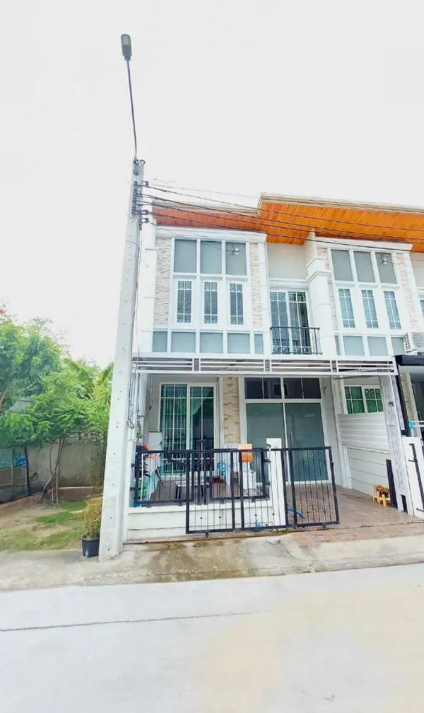 ทาวน์เฮ้าส์ Golden Town วงศ์สว่าง-รัชดา แปลงมุม สวยเหมือนบ้านเดี่ยว