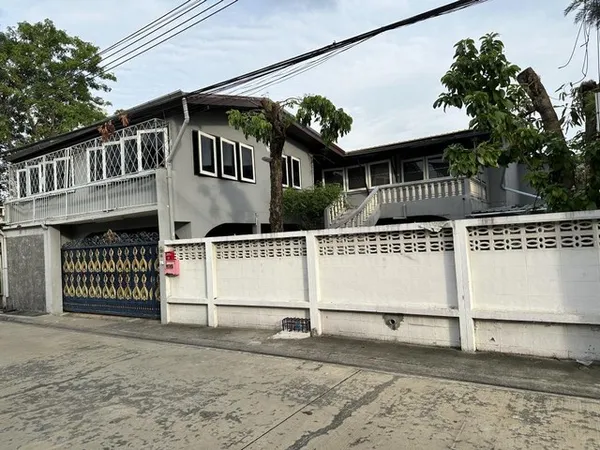 ให้เช่าบ้านเดี่ยว 2 ชั้น 104 ตรว. พระรามเก้า ซอย 41 ใกล้เดอะไนนท์พระราม 9 ใกล้ทางด่วน เหมาะทำโฮมออฟฟิศ