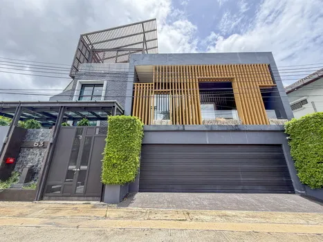 บ้านเดี่ยวหลังใหญ่ พร้อมสระว่ายน้ำส่วนตัว ทำเลสุขุมวิท-Spacious Detached Home with Private Swimming Pool in Sukhumvit