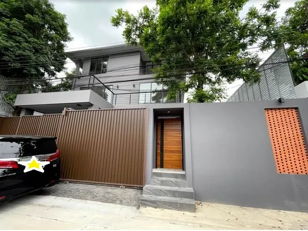 ให้เช่าบ้านเดี่ยว Pool Villa หรู 3 ชั้น 102 ตรว. 5 นอน สไตล์โมเดิร์น สุุขุมวิท 71 ปรีดี 26 พร้อมสระว่ายน้ำส่วนตัว ใกล้ทอ