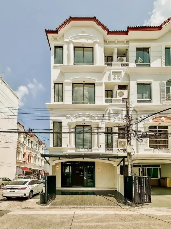 ขายทาวน์โฮมออฟฟิศ 3 ชั้น 24 ตร.ว. บ้านกลางเมืองพระรามเก้า-ลาดพร้าว รีโนเวทใหม่
