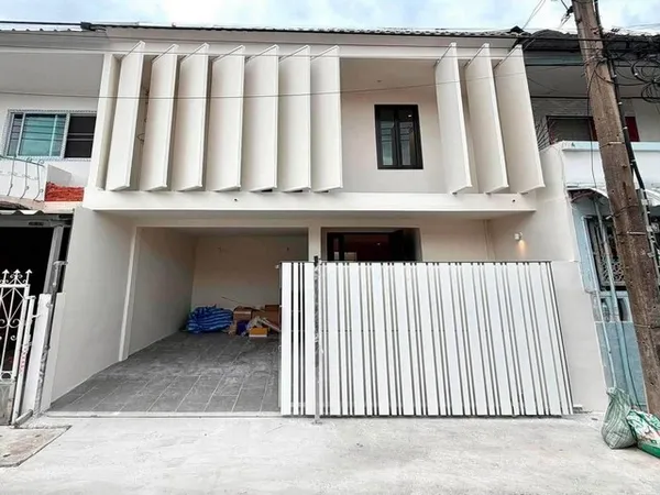 ขายทาวน์โฮม 2 ชั้น Modern Minimal ลาดพร้าว 41 พร้อมช่องแสงขนาดใหญ่ Courtyard กลางบ้าน รับแสงธรรมชาติ