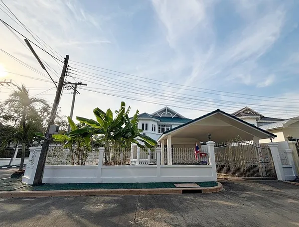 หมู่บ้านรอยัลปาล์ม วิลล่า ซอยศรีด่าน 20 บ้านเดี่ยวแปลงมุม 109 ตร.วา 5 ห้องนอน 4 ห้องน้ำ มีห้องแม่บ้าน ใกล้ JAS แม็คโคร ศรีนครินทร์