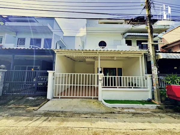 ขายด่วนทาวน์เฮ้าส์รีโนเวทใหม่สไตล์มินิมอล หมู่บ้านซื่อตรง (จันทรินทร์) ต้นซอยท่าอิฐ 20 ตร.ว. ฟรีค่าโอน ใกล้รถไฟฟ้าสายสีม่วง 2.49 ล้าน