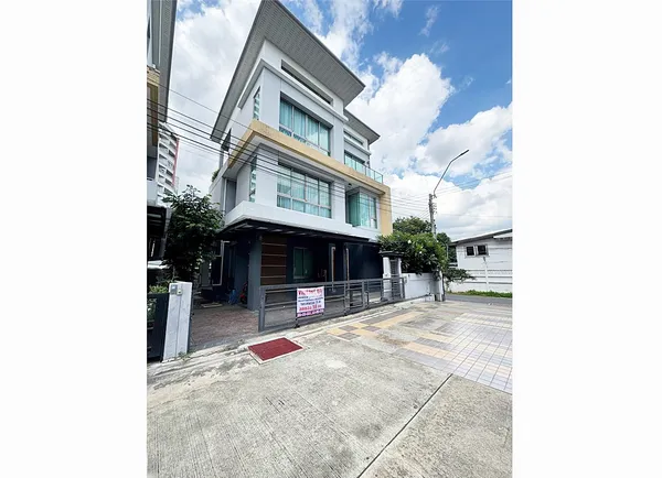 ขายด่วน! บ้านสวยมาก บ้านแปลงมุม 3 ชั้น ซอยรัชดาภิเษก 30 จันทรเกษม เขตจตุจักร ใกล้รถไฟฟ้าสีเหลือง สถานีลาดพร้าว