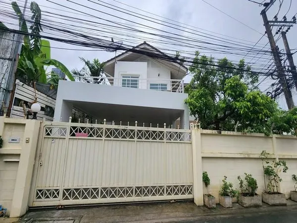 ให้เช่าบ้านเดี่ยว 2 ชั้น 200 ตร.ม. สุขุมวิท 49 พร้อมพงษ์ ทองหล่อ ใกล้ BTS พร้อมพงษ์