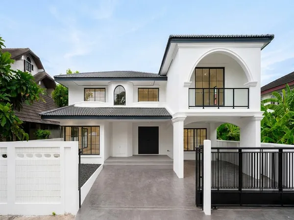 T26-817 ขาย บ้าน บ้านเดี่ยวหรู 2 ชั้น บางนาตราด ซอย 12 รีโนเวทใหม่ทั้งหลัง 80 ตร.วา ชั้นที่ 1 กรุงเทพ ใกล้กับ ใกล้ Centr