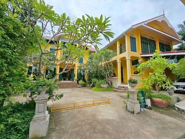พืชสวนโลก 3.3 กม. AIR BNB ให้เช่าคาเฟ่อาคารโดดเด่น 455ตร.ม. 255ตร.วา. 6 นอน สนามบินเชียงใหม่5.16กม. 6 น้ำ ถ.รอบเมืองเชีย
