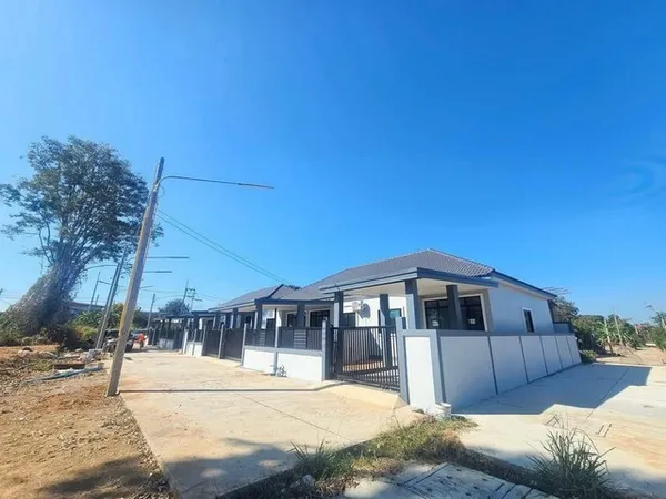 บ้านทาวเฮ้าส์ 2นอน 2 น้ำ ขอบอ่างเก็บน้ำมาบประชัน โป่ง