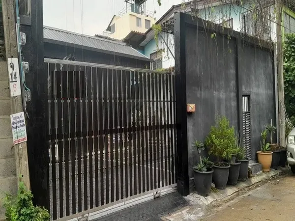 ให้เช่าบ้านพร้อมสตูดิโอ 54 ตรว. เพดานสูง ลาดพร้าว 134 เหมาะทำออฟฟิศ หรือสตูดิโอ จอดรถ 7 คัน ใกล้ MRT บางกะปิ ซอยตรงข้าม 