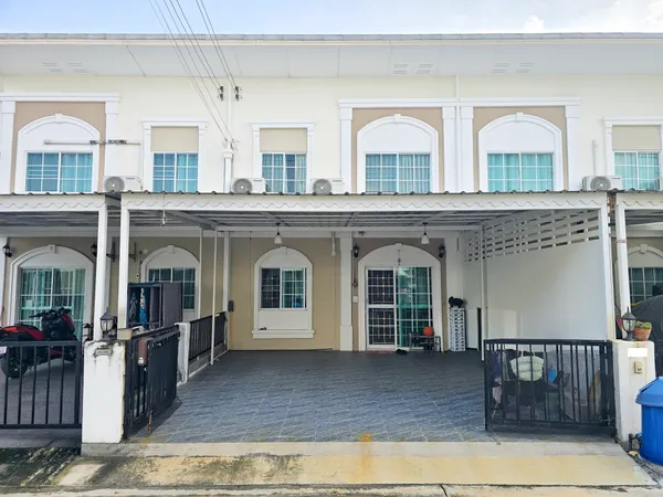 ทาวน์โฮมหรู สไตล์ฝรั่งเศส หมู่บ้าน ลลิล ลำลูกกาคลอง 2 บนทำเลที่ตอบโจทย์ 4 ห้องนอน 2 ห้องน้ำ ต่อเติมหลังคาจอดรถ และห้องครัวด้านหลังพร้อม  ใกล้ BTS สถานีคูคต