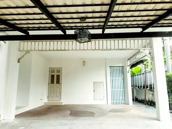 ARL สุวรรณภูมิ 4กม. ม.พระจอมลาดกระบัง 2 กม. 4นอน ถ.ลาดกระบัง ให้เช่าบ้านเดี่ยว 2 ชั้นหลังมุม 3 น้ำ 72 ตร.วา. 290 ตร.ม พร