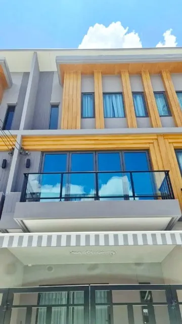 เฉลิมพระเกียรติร.9 ARLบ้านทับช้าง 900ม. ให้เช่าทาวน์โฮมพรีเมี่ยม 3ชั้น รพ.สิรินธร 1.9 กม. ชั้นลอย 18ตร.วา. 220ตร.ม. 3นอน