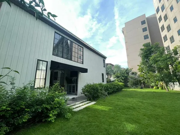 ขายที่ดินพร้อมสิ่งปลูกสร้าง 381 ตารางวา ถนนเย็นอากาศ สาทร ย่านกลางใจเมือง เหมาะกับครอบครัวใหญ่, ประกอบธุรกิจ หรือพัฒนาต่