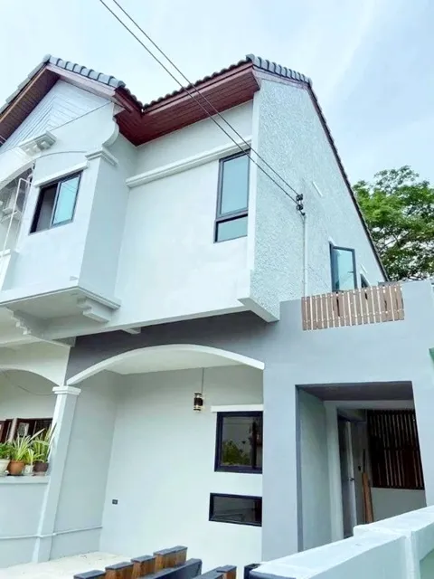 ใหม่ สวย หรู พร้อมเฟอร์ฯ 3นอน MRTหัวหมาก800ม. รพ.รามคำแหง 400 ม.ให้เช่าทาวน์โฮม 2 ชั้น 27 ตร.วา. 220 ตร.ม. รร.นานาชาติแอ