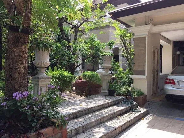 ขายบ้านเดี่ยว 2 ชั้นหลังใหญ่ 250 ตรว. หมู่บ้านลดาวัลย์ รามอินทรา รีโนเวท ใหม่ **ติดถนนใหญ่ รามอินทรา ก.ม 2 ใกล้เซ็นทรัลร