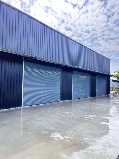 พระจอมเกล้าลาดกระบัง 5.15กม. ติดถนนใหญ่ สารีบุตร-ทับยาว หัวตะเข้ รร.ประสานสามัคคี 300ม. ให้เช่าโกดังใหม่ 120ตร.ม. 30ตร.ว