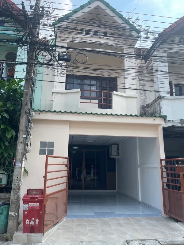 ขายทาวน์เฮ้าส์ 2 ชั้น หมู่บ้านเลิศอุบล ซอยพระยาสุเรนทร์44 ถนนรามอินทรา 
