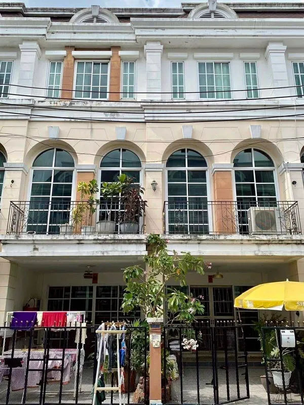 ขาย/ให้เช่า ถูกมาก!! ทาวน์โฮม 3 ชั้น 2 หลังทะลุกัน ม.พลัสซิตี้พาร์ค ลาดพร้าว 71 ใกล้รร.สตรีวิทยา2 เซ็นทรัล ทางด่วนฯ