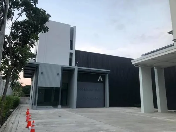 ให้เช่าโฮมออฟฟิศ 3 ชั้น 500 ตร.ม. พร้อมโกดัง ย่านทาวน์อินทาวน์ ใกล้เลียบด่วนพระราม 9