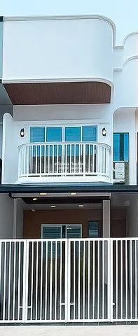 Townhouse ขายทาวน์โฮม 2 ชั้น รีโนเวทใหม่ ใกล้ถนนประดิษฐ์มนูธรรม และ MRT ลาดพร้าว 71 17 ตร.ว. 2 น 2 น้ำ 1 จอดรถ ราคา 3.99