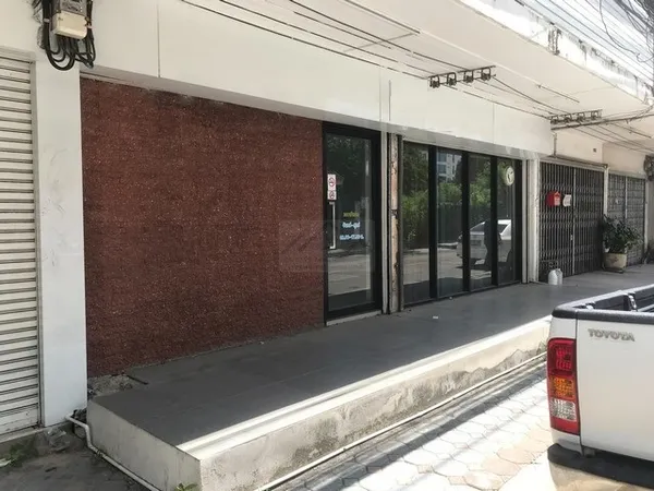 ให้เช่าอาคารพาณิชย์ 3 ชั้น 180 ตรม. สุขุมวิท 71 ปรีดีพนมยงค์ 26 ตกแต่งภายในเรียบร้อย พร้อมดำเนินกิจการ ใกล้ BTS พระโขนง