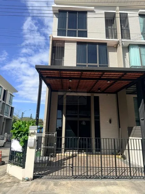 ให้เช่าทาวน์โฮม 3.5 ชั้นหลังมุม โครงการ พาทิโอ พัฒนาการ 32 Patio Pattanakarn32 ใกล้เอกมัย สุขุมวิท ทองหล่อ