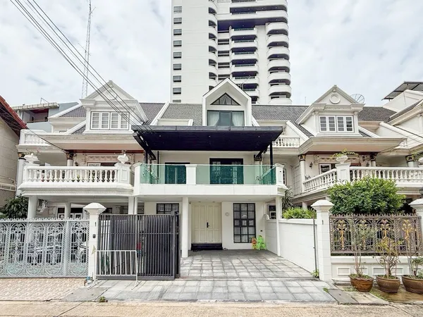 ขายทาวน์โฮม 3 ชั้น ทำเลดี ใกล้ BTS พร้อมพงษ์ เพียง 350 เมตร เขตคลองเตย จังหวัดกรุงเทพมหานคร