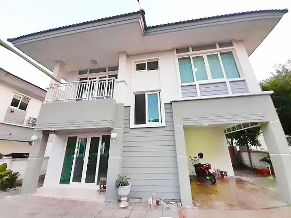 บ้านเดี่ยว 2 ชั้น 53 ตร.ว. รร.เทพพิทักษ์ 1.5 กม. ติดถนนบ้านกล้วย-ไทรน้อย 212 ตร.ม. เดอะเกรทไลฟ์ บางบัวทอง 2.8 กม.พร้อมเฟ