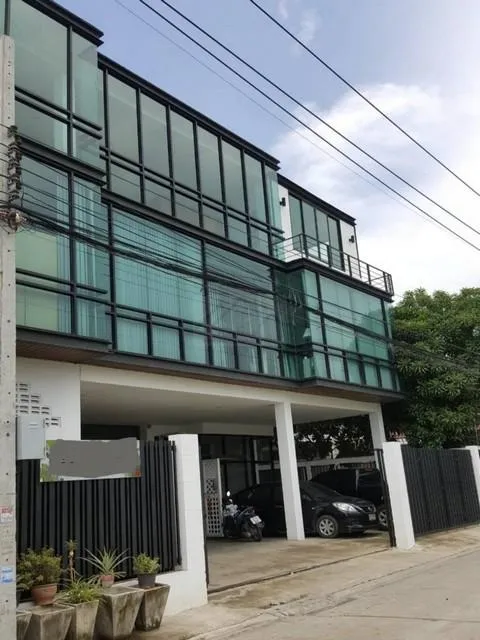 ขายโกดังขนาดเล็ก 100 ตร.ว. พร้อมอาคารสำนักงาน 3 ชั้น ย่านลาดพร้าว 101 ใกล้วัดบึงทองหลาง