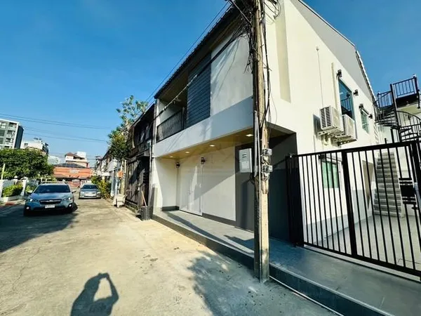 ให้เช่าบ้านเดี่ยว 2 ชั้น 36 ตร.ว. หมู่บ้านอยู่เจริญ 779 ซอยรัชดา 18 หลังมุม เฟอร์นิเจอร์ครบพร้อมอยู่