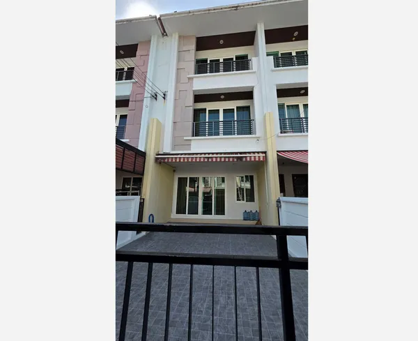 บ้านกลางเมือง เอสเซ้นส์ พระราม 9-ลาดพร้าว ทาวน์โฮม 3 ชั้น 22 ตารางวา 3 ห้องนอน 3 ห้องน้ำ ใกล้รถไฟฟ้าสีเหลือง ลาดพร้าว 71