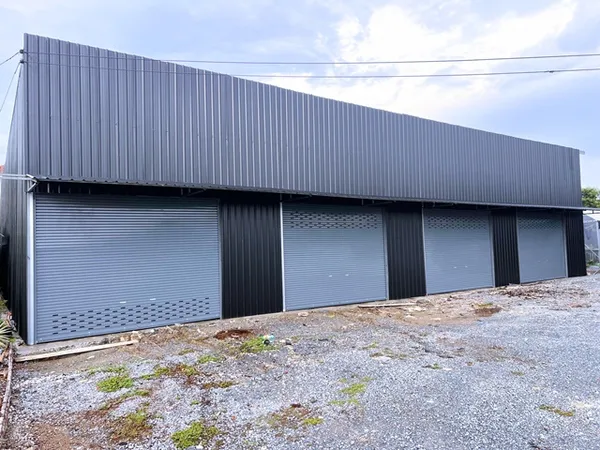 สารีบุตร ฉลองกรุง1-10 ตติดถนนใหญ่ ทับยาว ลาดนัดวินวินสุวรรณภูมิ 3.8 กม ให้เช่าโกดังใหม่ 300 ตร.ม. 75 ตร.วา. สโมสรกีฬาเอช