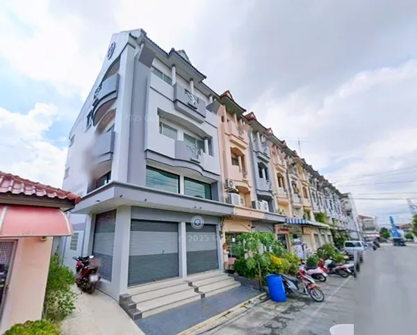 เชื่อมต่อกัน 2 คูหา 3ชั้น บิ๊กซี เคหะร่มเกล้า 500 ม. ลาดกระบัง ให้เช่าอาคารใหญ่ 4 น้ำ 41ตร.วา. 490ตร.ม. รร.ร่วมฤดีวิเทศศ