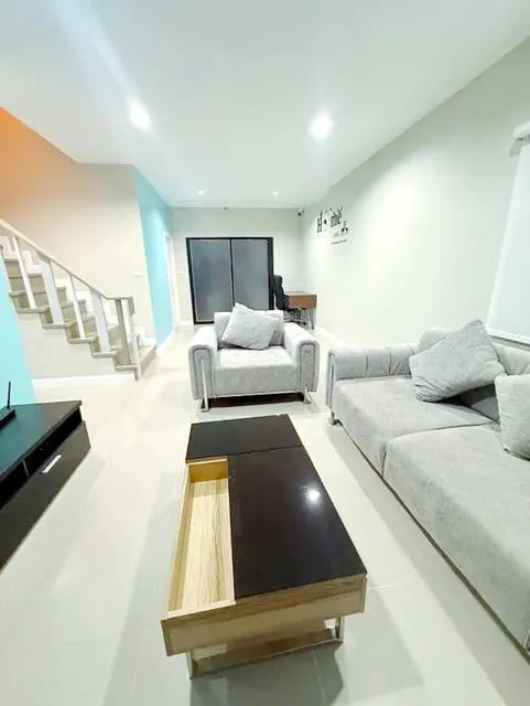 จัดเต็มเฟอร์ฯ 5นอนให้เช่าบ้านเดี่ยว 2 ชั้น รร.สารภีพิทยาคม 2.5 กม. ครื่องใช้ไฟฟ้า 3 น้ำ 100 ตร.วา. 200 ตร.ม. ตลาดยางเนิ้