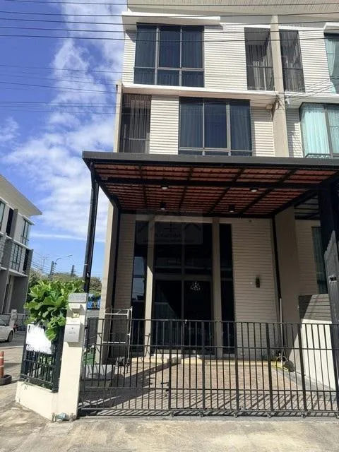 ให้เช่าทาวน์โฮม 3.5 ชั้น 23.7 ตร.ว. พาทิโอ พัฒนาการ 32 หลังมุม ใกล้เอกมัย สุขุมวิท ทองหล่อ