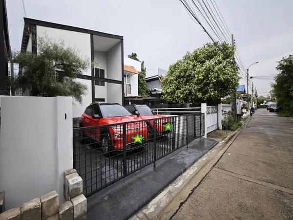 ขายบ้านแฝด 2 ชั้น หลังใหญ่ 52 ตรว. รีโนเวทใหม่ ย่านโชคชัย 4 ซอย 50 ลาดพร้าว เลียบด่วน