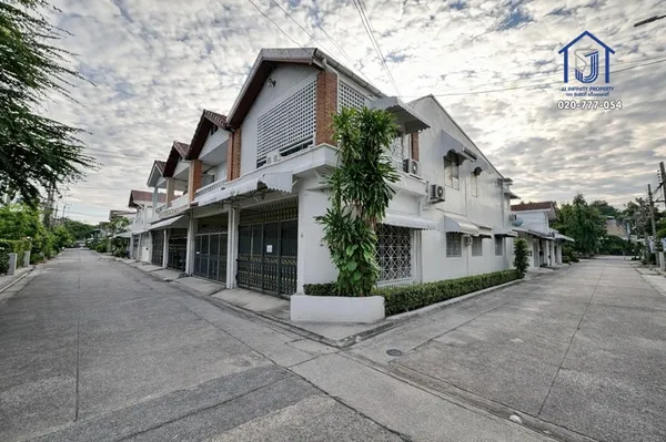 ขายทาวน์โฮม 2 ชั้น หมู่บ้านอยู่เจริญ หลังมุม ซอยอินทามระ 41 ใกล้MRT สุทธิสาร