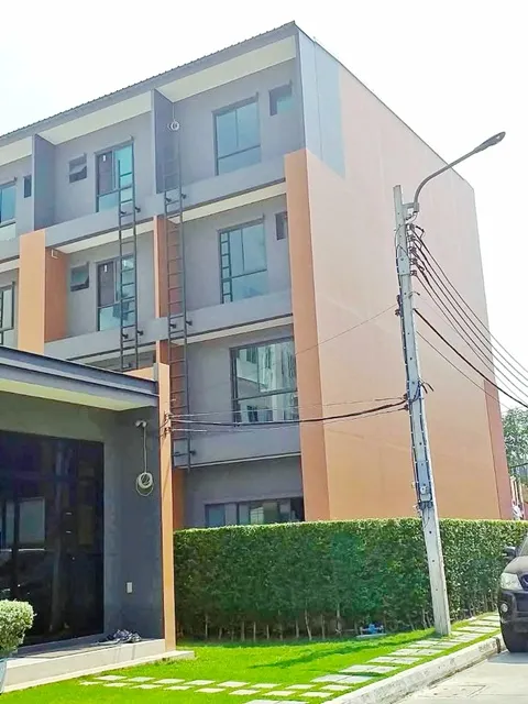 ถ.เพชรเกษม77-81 โฮมโปร เพชรเกษม 2.5 กม. ให้เช่าอาคาร 3.5 ชั้นหลังริม 28 ตร.วา.350 ตร.ม. 5 นอน 3 น้ำ ตลาดอุ่นเรือน 1.1 กม