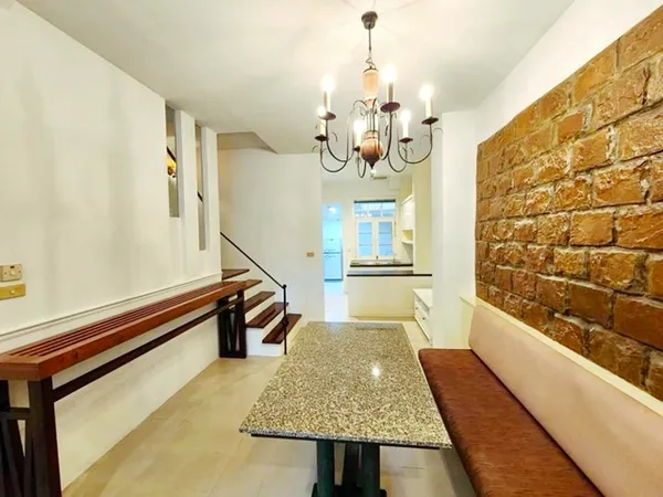 รัชดาภิเษก40-48 ให้เช่าทาวน์เฮาส์ 3 ชั้น BTSรัชโยธิน 800 ม.หรูมาก พร้อมเฟอร์ฯครบครัน 22ตร.วา. 264 ตร.ม. 4นอน 3 น้ำ โฮมออ