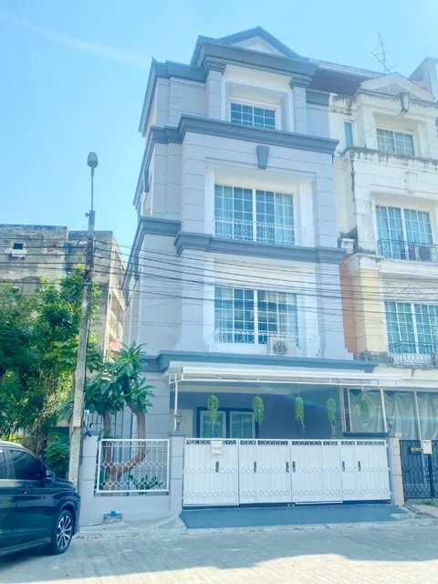 ซ.ลาซาล 40-42 ให้เช่าทาวน์โฮมสุดหรู 4 ชั้น หลังมุม 30ตร.วา. MRT ศรีลาซาล 1.5กม.ลาซาล อเวนิว 900 ม. แหล่งช้อปปิ้ง