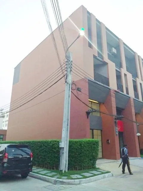 ถ.เพชรเกษม77-81 ให้เช่าอาคาร 3.5 ชั้นหลังริม 28 ตร.วา.โฮมโปร เพชรเกษม 2.5 กม.350 ตร.ม. 5 นอน 3 น้ำ ตลาดอุ่นเรือน 1.1 กม.