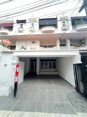 ขายบ้านทาวเฮ้าส์3ชั้น 30ตรว. 6นอน6น้ำ 4.5ลบ. บ้านสิรินเฮ้าส์1 ใกล้ห้าแยกปากเกร็ด ต.ปากเกร็ด อ.ปากเกร็ด นนทบุรี