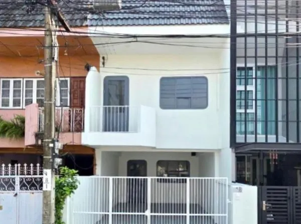 ขายหรือให้เช่าทาวน์เฮ้าส์ย่านโชคชัยสี่ พื้นที่ใช้สอย 95 ตรม. บนพื้นที่ 19 ตรว. ลาดพร้าว จำนวน 2 ชั้น หลังมุมรีโนเวทใหม่