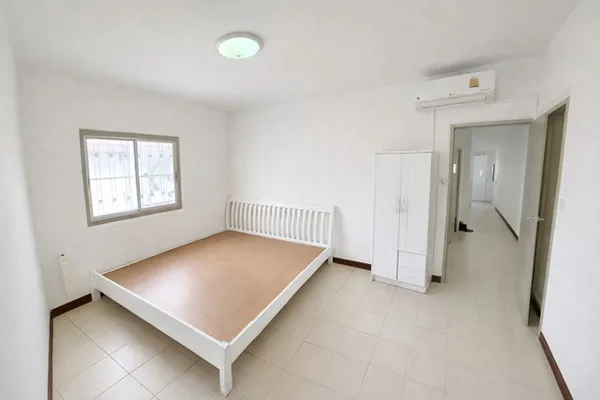 ร้านเซเว่นอีเลฟเว่น 80 ม. แม็คโคร วัดศรีวารีน้อย 32 ตรม. ปูกระเบื้องใหม่ ทาสีใหม่ รีโนเวทใหม่ คอนโดบ้านเอื้ออาทร สุวรรณภ