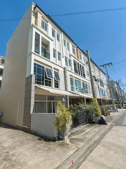 ให้เช่าทาวน์โฮม 4 ชั้น ห้องมุม The Master @BTS อุดมสุข ซอยสุขุมวิท 103 อยู่ระหว่างอุดมสุข 36 อุดมสุข 34 จดทะเบียนได้