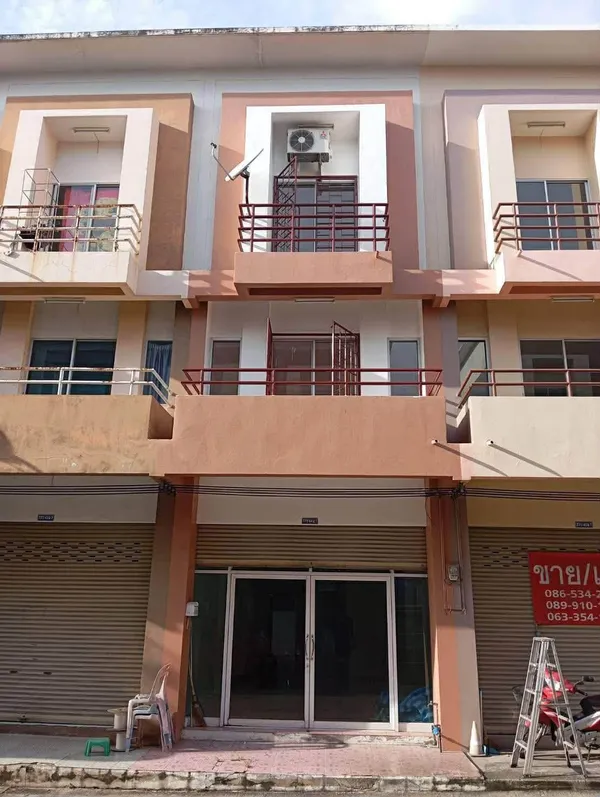 ขายถูกมาก!! อาคารพาณิชย์ 3 ชั้น รีโนเวทใหม่ ทำเลทอง ซ.อ่าวอุดม 4 อ.ศรีราชา จ.ชลบุรี ใกล้ม.เกษตรศาสตร์ 
ศรีราชา