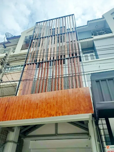 นิคมบางชัน 1กม. รีโนเวทใหม่ ถ.เสรีไทย79-85 ทาวน์โฮม 4 ชั้น สวนสยาม ใกล้ MRT ราษฎร์พัฒนา 900 ม. 19 ตร.ว. 259ตรม.