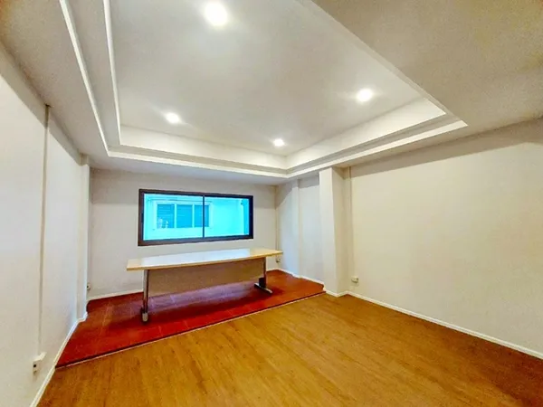 ถ.เสรีไทย79-85 ทาวน์โฮม 4 ชั้น สวนสยาม นิคมบางชัน 1กม. รีโนเวทใหม่ ใกล้ MRT ราษฎร์พัฒนา 900 ม. 18 ตร.ว. 250ตรม.